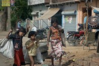 Tres nens a un carrer a l'India. 2011